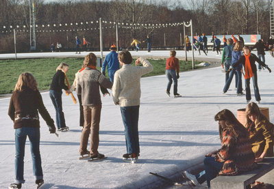 115016 Afbeelding van enkele schaatsers op de kunstijsbaan Utrecht (Mississippidreef 151) te Utrecht.N.B. De naam ...